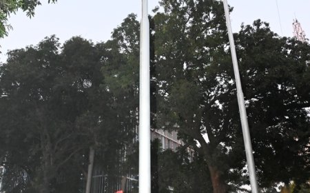 जिल्हाधिकारी कार्यालयात जिल्हाधिकारी जितेंद्र डुडी यांच्या हस्ते ध्वजवंदन