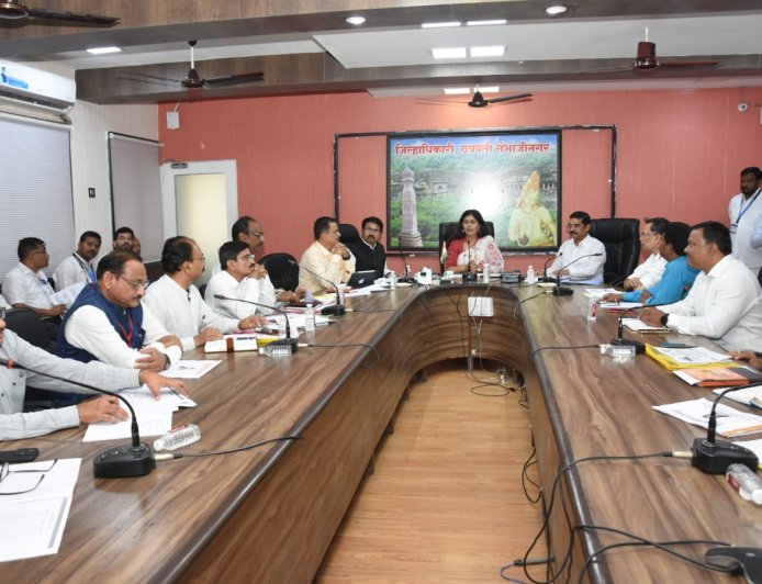 पर्यावरण आणि वातावरणीय बदल तसेच पशुसंवर्धन मंत्री पंकजा मुंडे यांच्याकडून विभागाचा आढावा