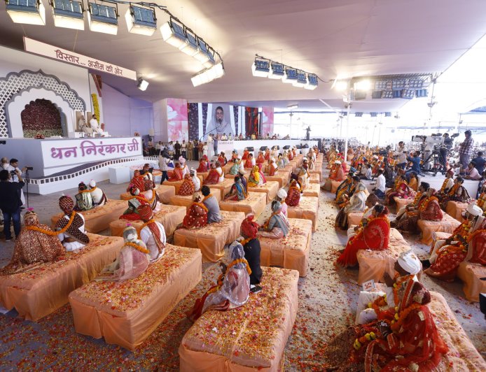 सतगुरुंच्या पावन सान्निध्यातं आयोजित निरंकारी सामूहिक विवाह समारोहामध्यें 93 जोडपी विवाहबद्ध