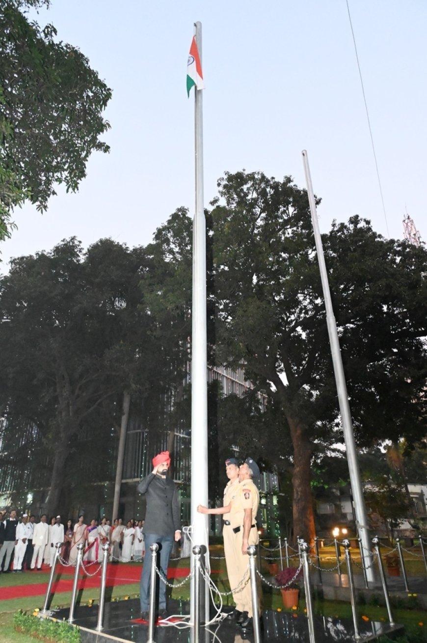 जिल्हाधिकारी कार्यालयात जिल्हाधिकारी जितेंद्र डुडी यांच्या हस्ते ध्वजवंदन