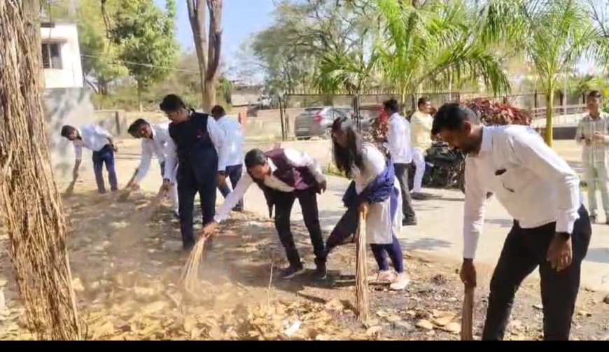 सा. बा. उपविभाग कंधार कार्यालय परिसरात प्रजासत्ताक दिनी स्वच्छता मोहीम संपन्न