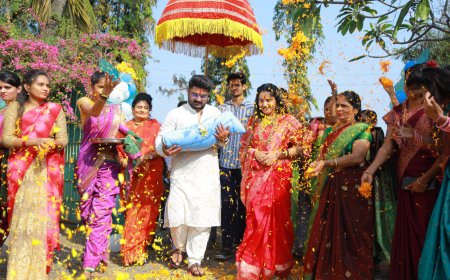 सनई चौघाड्यांच्या मंगलमय सुरात नवजात बालकाचे घरी स्वागत