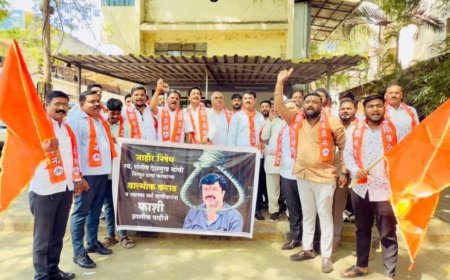 स्व.संतोष देशमुख हत्या प्रकरणी वाल्मीक कराडला फाशी द्या; भोसरीत शिवसेना युवासेनेच्या कार्यकर्त्यांकडून जोडे मारो आंदोलन