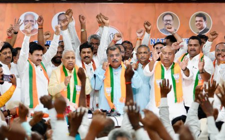 गंगाखेडचे माजी आमदार सीताराम घनदाट यांचा असंख्य कार्यकर्त्यांसह भाजपामध्ये प्रवेश