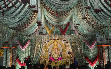 'दगडूशेठ' गणपतीला ५० लाख मोग-यांचा पुष्पनैवेद्य