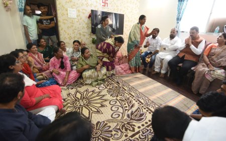 दहशतवादी हल्ल्यातील मृत पर्यटकांच्या कुटुंबियांचे मुख्यमंत्री देवेंद्र फडणवीस यांच्याकडून सांत्वन