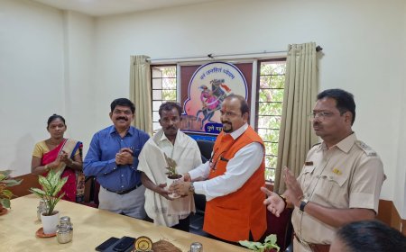 कात्रज येथील पेशवे तलावामध्ये उडी मारलेल्या तरुणीस वाचविणारे देवदूत श्री.दशरथ तळेवाड यांचा कोंढवा येवलेवाडी क्षेत्रीय कार्यालयात सत्कार ....