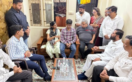 पहलगाम येथील दहशतवादी हल्ल्यात मृत्यमुखी पडलेल्या डोंबिवलीमधील नागरिकांच्या कुटूंबाची उपमुख्यमंत्री एकनाथ शिंदे यांनी घेतली भेट