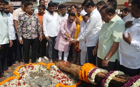 'दगडूशेठ' गणपतीच्या श्री पद्मनाभ स्वामी मंदिर सजावटीचे वासापूजन