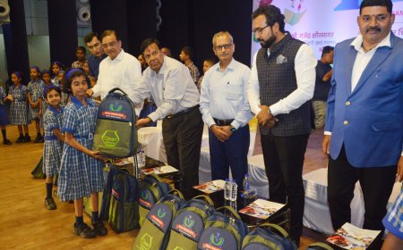 'क्लिन सायन्स' आणि 'निरंजन' तर्फे १५०० विद्यार्थ्यांना शैक्षणिक किट प्रदान