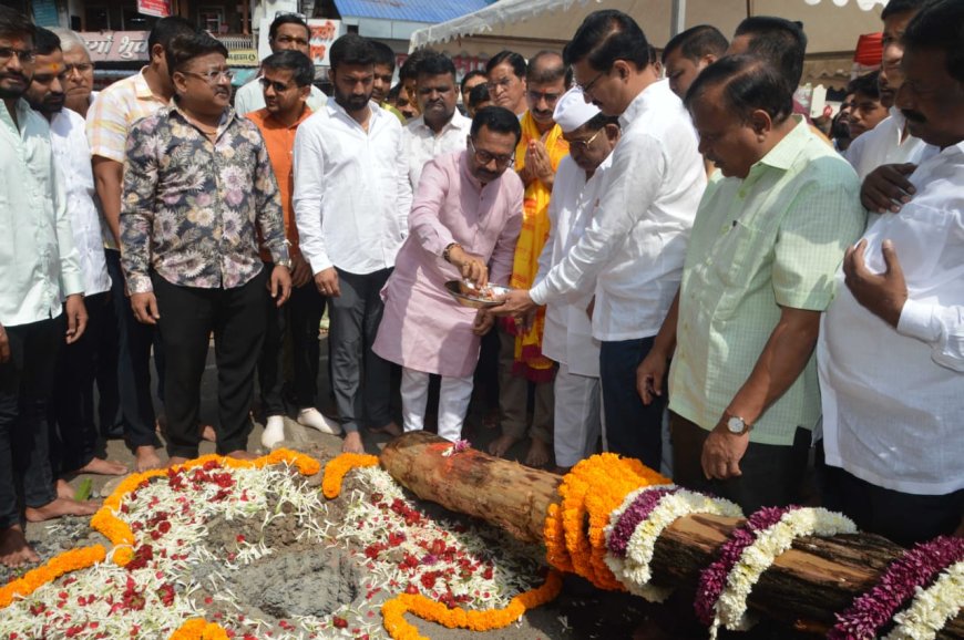 'दगडूशेठ' गणपतीच्या श्री पद्मनाभ स्वामी मंदिर सजावटीचे वासापूजन