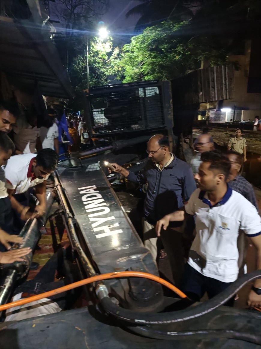 कर्मचाऱ्यांची तत्परता आणि एक जीव वाचला पोखलेणखाली अडकलेला कामगार सुखरूप बाहेर