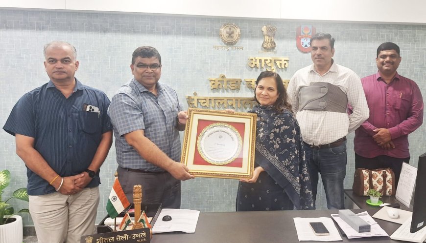 क्रीडा आयुक्‍त शीतल तेली-उगले यांच्‍याकडे करंडक सुपूर्त