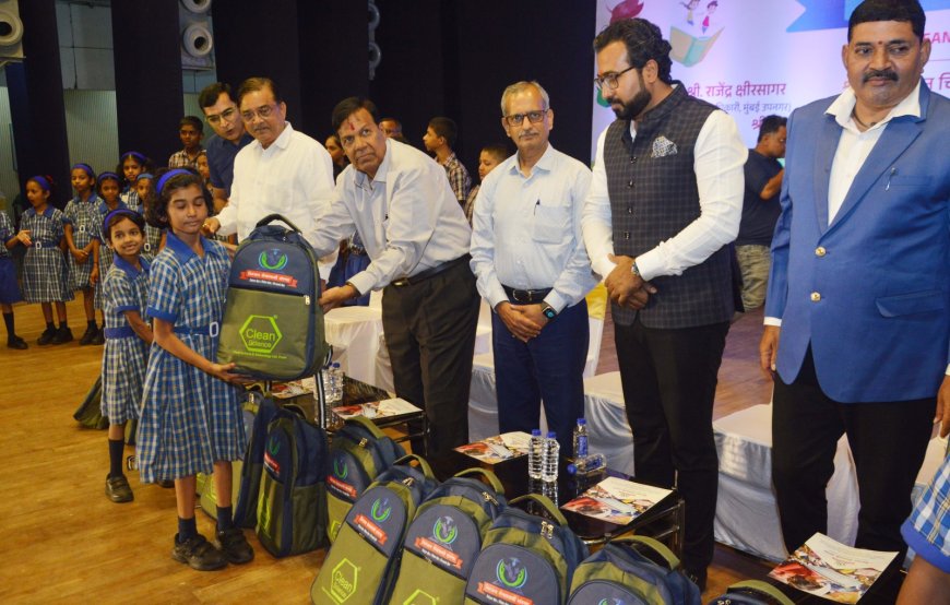 'क्लिन सायन्स' आणि 'निरंजन' तर्फे १५०० विद्यार्थ्यांना शैक्षणिक किट प्रदान