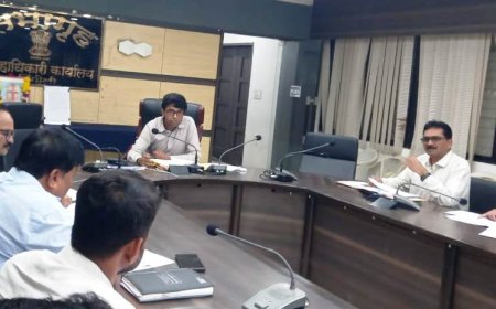 जलयुक्त शिवारची कामे विहित कालमर्यादेत पूर्ण न करणाऱ्या कंत्राटारांना काळ्या यादीत टाका -- जिल्हाधिकारी राहुल गुप्ता