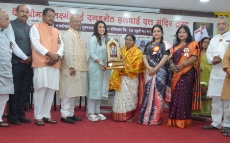 श्रीमती लक्ष्मीबाई दगडूशेठ हलवाई दत्तमंदिर ट्रस्टच्या वतीने लक्ष्मीबाई स्मृती पुरस्कार प्रदान