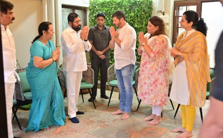 उपमुख्यमंत्री एकनाथ शिंदे यांच्याकडून टिळक कुटुंबियांचे सांत्वन