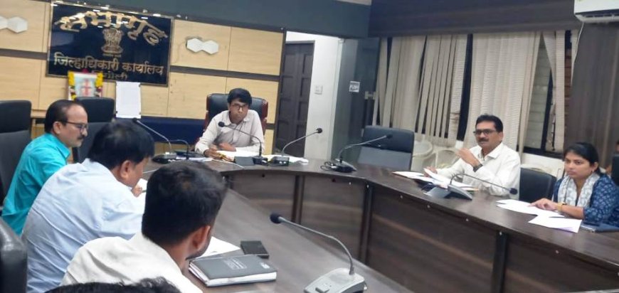 जलयुक्त शिवारची कामे विहित कालमर्यादेत पूर्ण न करणाऱ्या कंत्राटारांना काळ्या यादीत टाका -- जिल्हाधिकारी राहुल गुप्ता
