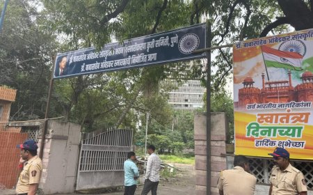 भिमसैनिकांडून स्मारकाच्या नियोजित जागेवर बाबासाहेबांच्या नावाची कमान