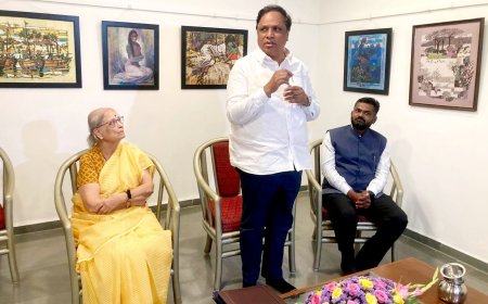 चित्रकार रवी परांजपे यांच्या कलाकृती मंत्री ॲड. आशिष शेलार यांच्या उपस्थितीत शासनाकडे सुपूर्द