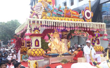 'दगडूशेठ' गणपतीची भव्य रथातून थाटात आगमन मिरवणूक