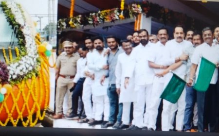 नांदेड - मुंबई वंदे भारत एक्सप्रेसचा मुख्यमंत्र्यांच्या हस्ते हिरवी झेंडी दाखवून शुभारंभ