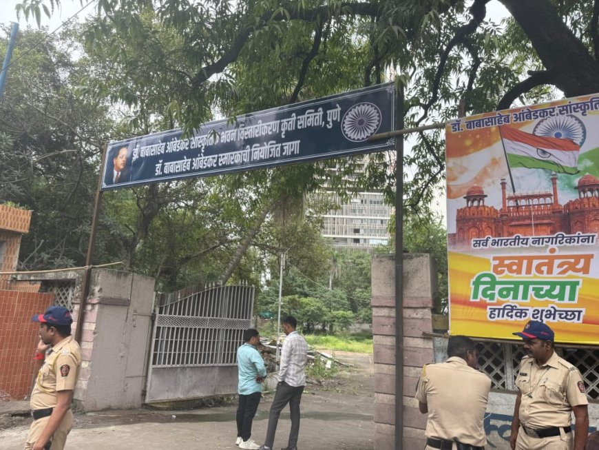 भिमसैनिकांडून स्मारकाच्या नियोजित जागेवर बाबासाहेबांच्या नावाची कमान