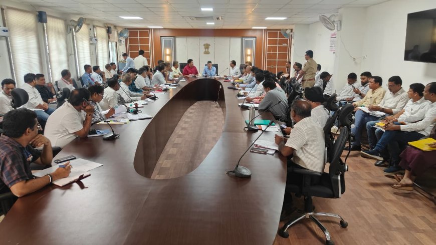 शहर व ग्रामीण भागातील प्रलंबित अनेक प्रश्नांना गती देण्यासाठी कलेक्टरेटमध्ये आमदार अग्रवाल यांनी घेतली बैठक