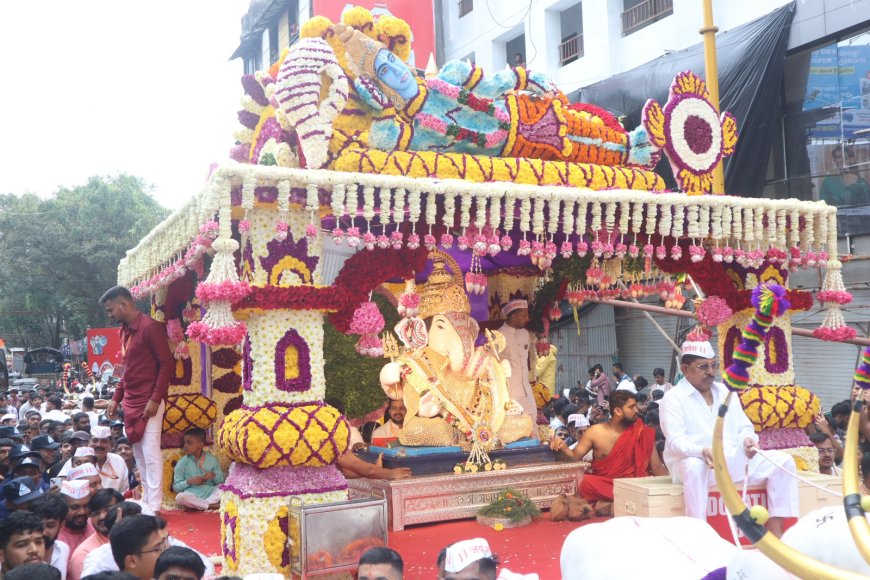 'दगडूशेठ' गणपतीची भव्य रथातून थाटात आगमन मिरवणूक