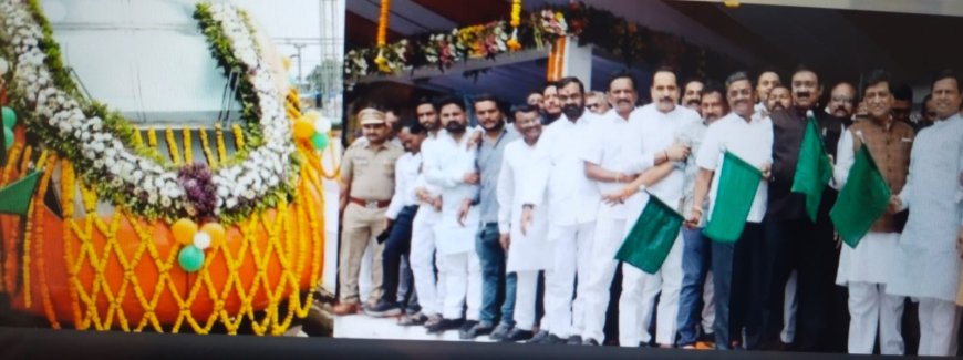 नांदेड - मुंबई वंदे भारत एक्सप्रेसचा मुख्यमंत्र्यांच्या हस्ते हिरवी झेंडी दाखवून शुभारंभ