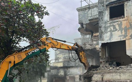 महापालिकेच्यावतीने पनवेल सिटी सेंटर या धोकादायक इमारतीवर निष्कासन कारवाई