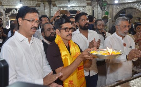 केरळमधील श्री पद्मनाभ स्वामी मंदिराचे विश्वस्त, त्रावणकोर राजघराण्याचे युवराज आदित्य वर्मा यांनी घेतले 'दगडूशेठ' चे दर्शन