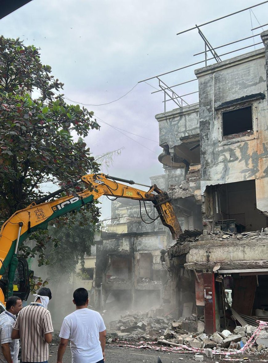 महापालिकेच्यावतीने पनवेल सिटी सेंटर या धोकादायक इमारतीवर निष्कासन कारवाई