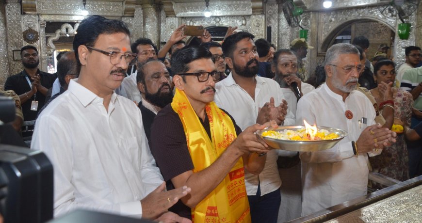 केरळमधील श्री पद्मनाभ स्वामी मंदिराचे विश्वस्त, त्रावणकोर राजघराण्याचे युवराज आदित्य वर्मा यांनी घेतले 'दगडूशेठ' चे दर्शन