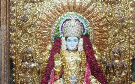 श्री महालक्ष्मी देवीला दसऱ्याला १६ किलो सोन्याची साडी परिधान