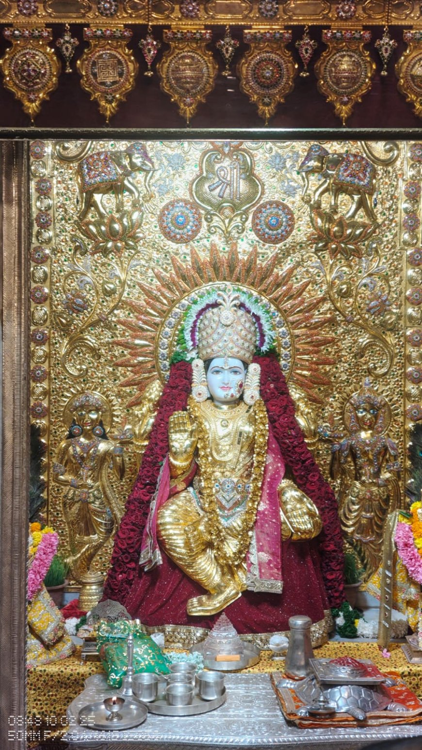 श्री महालक्ष्मी देवीला दसऱ्याला १६ किलो सोन्याची साडी परिधान