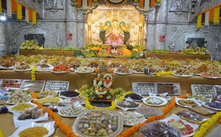 श्रीमंत दगडूशेठ गणपतीला अन्नकोटात ५२१ पदार्थांचा महानैवेद्य