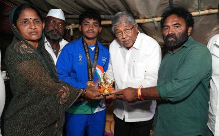 सुवर्णपदक विजेत्या सनी फुलमाळीचे ना. चंद्रकातदादा पाटील यांच्याकडून पालकत्व