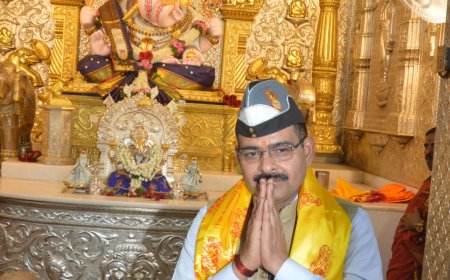 कारगिल युद्धातील परमवीर चक्र विजेते कॅप्टन योगेंद्र सिंह यादव यांनी घेतले 'दगडूशेठ' गणपतीचे दर्शन