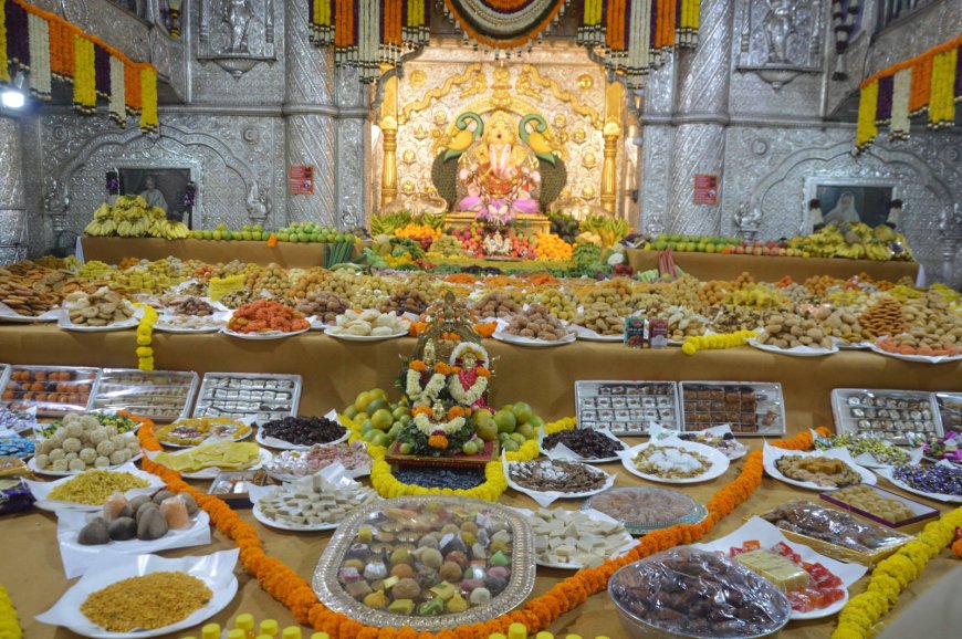 श्रीमंत दगडूशेठ गणपतीला अन्नकोटात ५२१ पदार्थांचा महानैवेद्य
