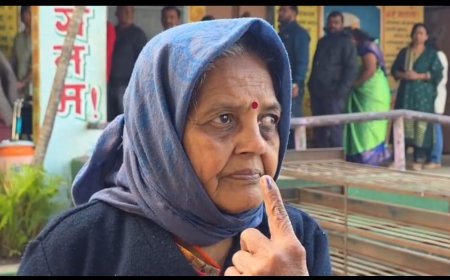 मचंर येथे ७३ वर्षीय आजीने बजावला मतदानाचा हक्क