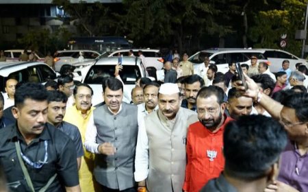 मुख्यमंत्री  देवेंद्र फडणवीस यांनी वीर बाल दिनानिमित्त आयोजित प्रदर्शनाची पाहणी