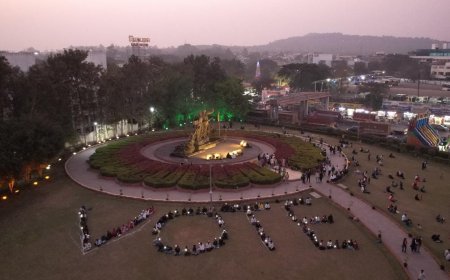 मोबाईल टॉर्चच्या प्रकाशातून मतदान करण्याचा दिला संदेश...