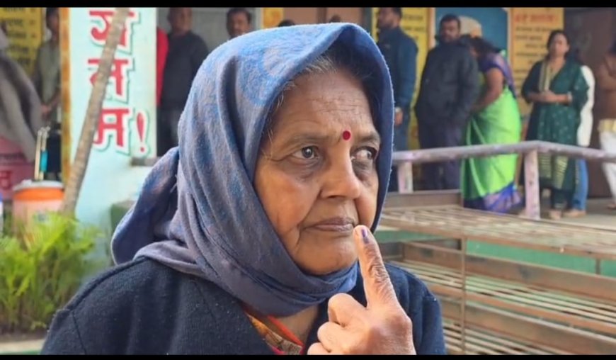 मचंर येथे ७३ वर्षीय आजीने बजावला मतदानाचा हक्क