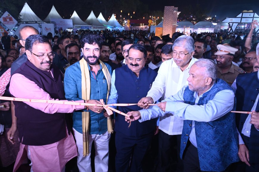 फर्ग्युसन महाविद्यालय येथे १३ ते २१ डिसेंबरदरम्यान आयोजित पुणे पुस्तक महोत्सवाचे उद्घाटन