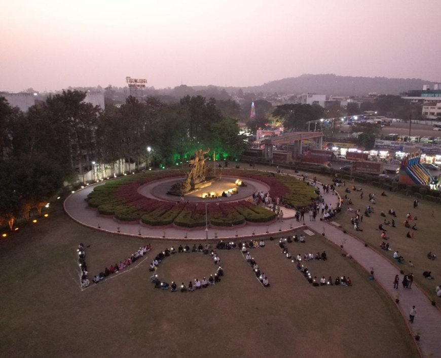 मोबाईल टॉर्चच्या प्रकाशातून मतदान करण्याचा दिला संदेश...