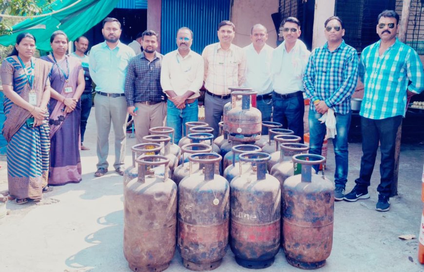 अवैध व्यवसायीक गॅस सिलेंडरच्या २१ टाक्या सह  ६०,०००/- रु मुददेमाल जप्त