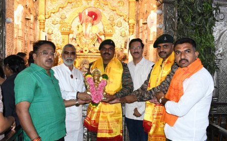 मराठा लाइट इन्फंट्रीच्या १६ भैरव बटालियनला दगडूशेठ गणपतीची पंचधातूची मूर्ती सुपूर्द