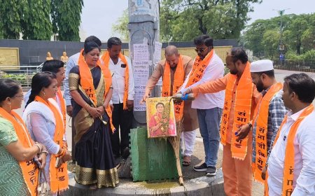 संभाजी ब्रिगेडकडून धीरेंद्र शास्त्री यांच्या प्रतिमेला शेणाचा अभिषेक; निषेध व्यक्त
