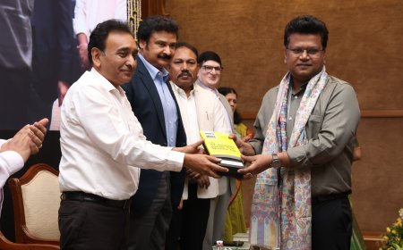 सेवा हक्क दिनी मा. महापालिका आयुक्त श्री. नवल किशोर राम यांचा सन्मान.